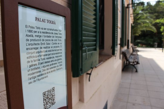 Tòtem que senyalitza el Palau Tolrà, seu de l'Ajuntament