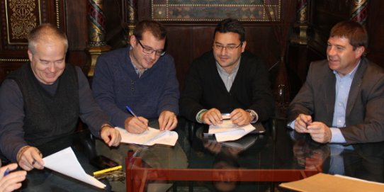 Pepe González, Aleix Canalís, Joan Carles Sánchez i Josep Ayuso, en el moment de la signatura.