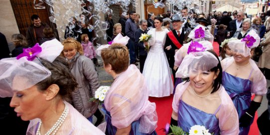 El Carnaval 2014 el carrer Major va ser l'escenari de diversos "casaments".