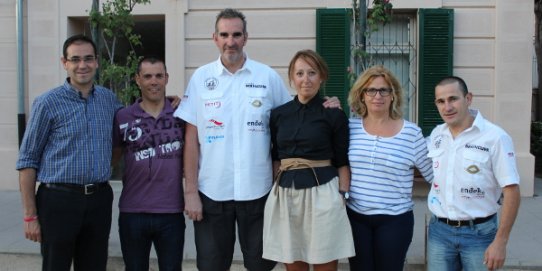 Els quatre esportistes, amb l'alcalde, Ignasi Giménez, i la regidora d'Esports, Pepa Martínez.