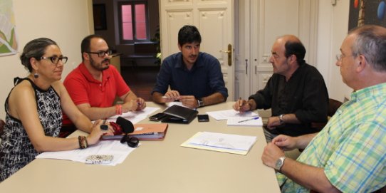 De dreta a esquerra, Bea Garcia (CDC), Dani Pérez (Som de Castellar-PSC), Joan Creus (Comissionat del Pla Estratègic Castellar 20/20), Ferran Rebollo (ERC) i Jordi Uyà (Decidim Castellar).