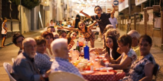 El sopar de veïns és una de les propostes més esperades de la Revetlla de Sant Jaume.