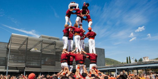 Els Castellers de Castellar, en plena exhibició durant la Festa Major 2015.