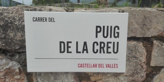 Aquest és el nou model de placa de carrer que s'ha instal·lat a Castellar.