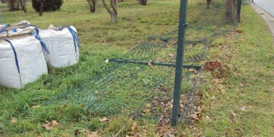 Així va quedar la tanca perimetral de les pistes d'atletisme després de l'acte vandàlic