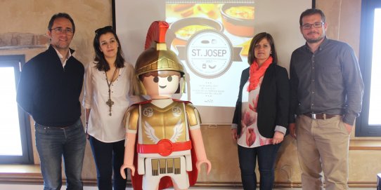 D'esquerra a dreta, Ignasi Puig, promotor de la Fira de Col·leccionisme Playmobil de Castellar del Vallès, la presidenta de Comerç Castellar, Txell Ubals, la regidora de Dinamització Econòmica, Anna Màrmol, i el regidor de Cultura, Aleix Canalís.