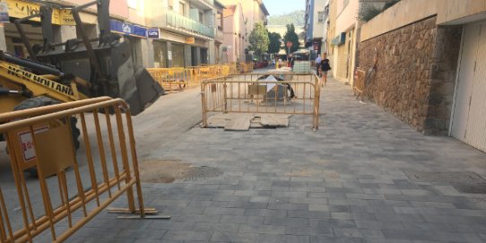 Imatge del nou aspecte del carrer de Sala Boadella a una setmana de l'inici de la Festa Major 2017.