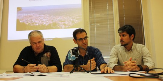 El regidor de Planificació, Pepe González, l'alcalde, Ignasi Giménez, i el regidor de Finances, Joan Creus en un moment de la roda de premsa en què s'han explicat les principals inversions previstes.