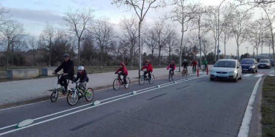 Bicicletada del Consell d'Infants pel nou carril bici de la ronda de Tolosa.