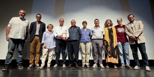 Imatge d'un moment del lliurament de la Medalla de la Vila a l'Institut Castellar, que van recollir diversos representants del centre.