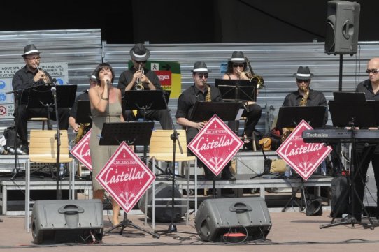 L'Orquestra Castellar va actuar a la plaça Major
