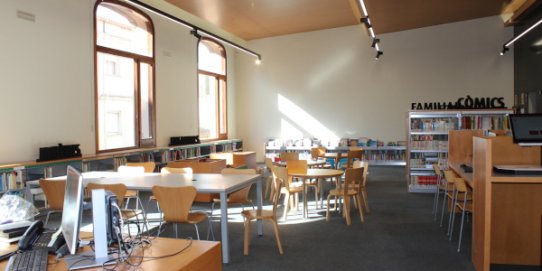 Imatge de l'interior de la Biblioteca Municipal Antoni Tort.