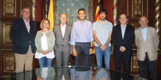 Foto de família dels representants de l'Ajuntament i de la Cambra de Comerç.