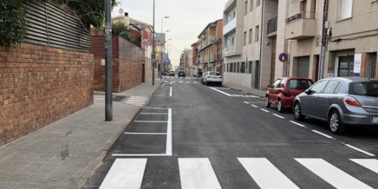 Nou aspecte de l'asfalt del carrer de Barcelona, en el tram entre l'avinguda de Sant Esteve i el carrer de Catalunya.