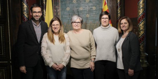 D'esquerra a dreta, l'alcalde, Ignasi Giménez, Mariona Sánchez, Montserrat Cadafalch, Núria Moix i la regidora d'Activitat Econòmica, Anna Marmol.