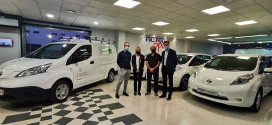 L'alcalde, Ignasi Gimenez, i el regidor d'Espai Públic, Pepe Leiva, van recollir les claus dels quatre vehicles elèctrics a la seu de Motor Sport Castellar.