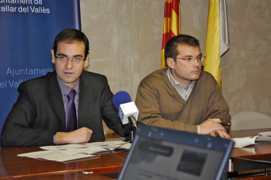 L'alcalde de la vila, Ignasi Giménez, i el regidor de l'Àrea de Territori, Aleix Canalís, durant la roda de premsa de presentació de les dades de 2009 de l'Oficina Local d'Habitatge i del Pla Local d'Habitatge