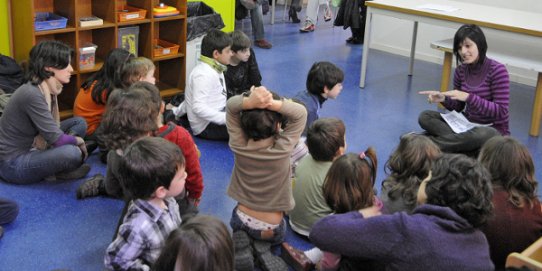 Imatge d'arxiu d'una sessió de l'Hora del conte en anglès a la Ludoteca.