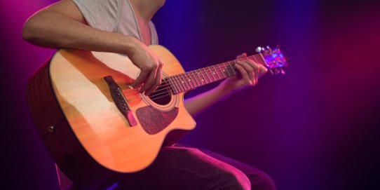 Guitarra acústica.