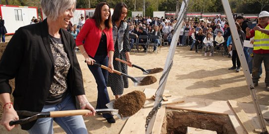 La directora del centre, Mònica Díaz, la consellera, Esther Niubó i l’alcaldessa de Castellar, Yolanda Rivera.