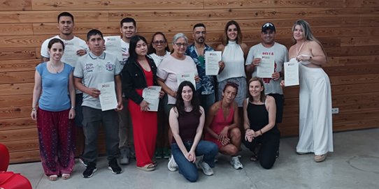 L'alumnat del curs de llengua catalana que ofereixen el Servei Local de Català i el Servei de Primera Acollida amb el diploma. 