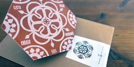 Rajola commemorativa de la participació en l'engalament de carrers.