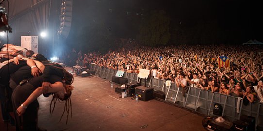 El concert de Figa Flawas a la plaça de la Fàbrica Nova. 