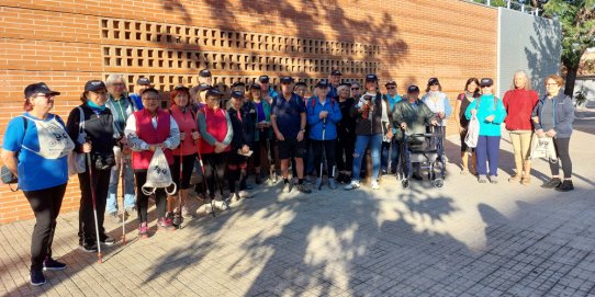 Foto de família dels participants en la primera de sortida de la temporada del cicle Camina i fes salut.