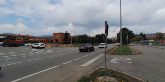 Fotografia de l'emplaçament de la nova rotonda a la carretera B-124 a l’altura del sector de la Playtex.