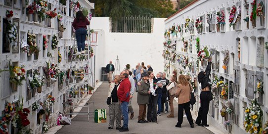 La celebració de Tots Sants al cementiri municipal un any anterior. 