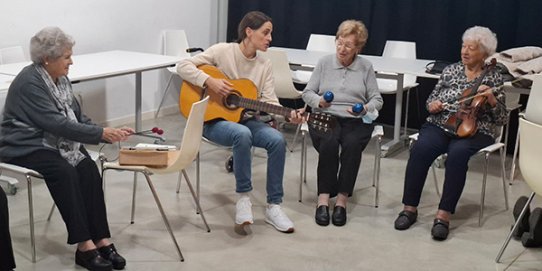Un moment de l'activitat de musicoteràpia. 