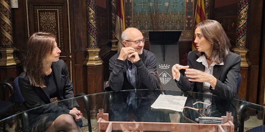 L’alcaldessa de Castellar, Yolanda Rivera; el president de l’Amical, Joan Calvo; i la regidora de Promoció de la Vila i Memòria Històrica, Elisabet España.