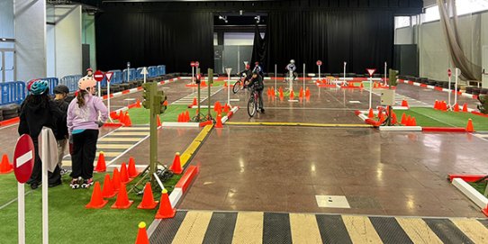 Una imatge de l'activitat del circuit de bicicletes instal·lat a l'Espai Tolrà.