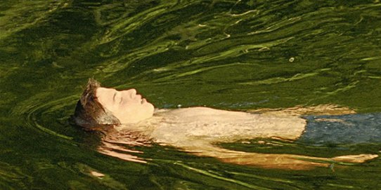 Un fotograma d'"Estrany riu".