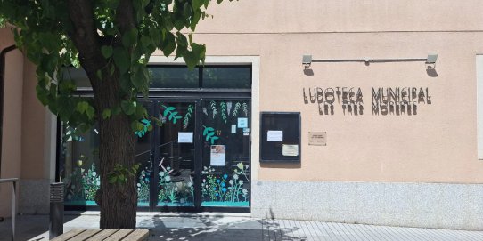 Imatge de l'entrada de la Ludoteca Municipal Les 3 Moreres.