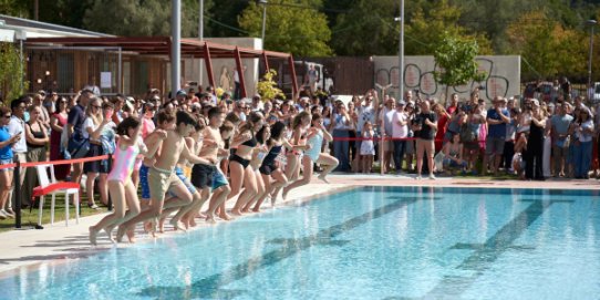 Els representants del Consell d'Infants van protagonitzar el bany inaugural de la Piscina Municipal Colobrers.