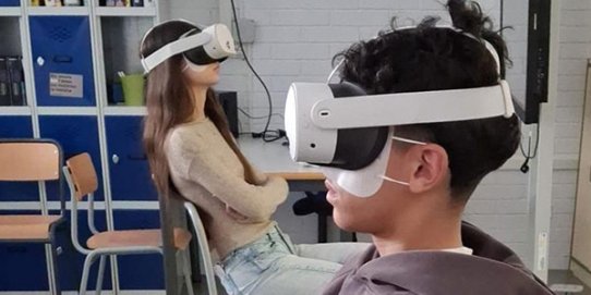 Dos usuaris durant el taller.