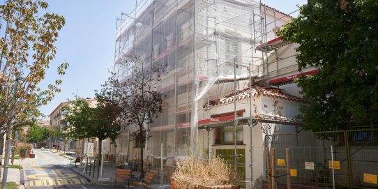 L'escola Emili Carles-Tolrà, en obres.