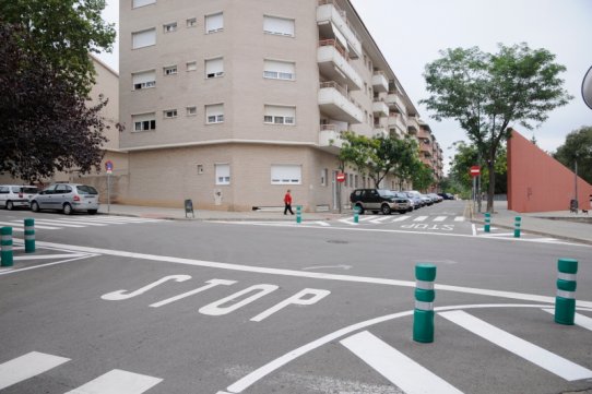 Col·locació de pilones a les cantonades per evitar l'aparcament indegut i augmentar la visibilitat