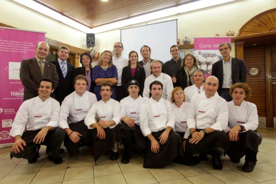 Els membres de "Cuina Vallès" acompanyats de diverses autoritats, al sopar de celebració del cinquè aniversari del col·lectiu