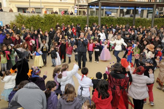 Centenars de persones van esperar el Rei del Carnaval divendres a la tarda a la pl. Calissó