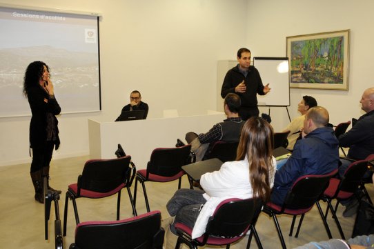 La regidora de Nova Ciutadania, Glòria Massagué, i l'alcalde de Castellar, Ignasi Giménez, durant la sessió d'acollida celebrada el 29 de febrer de 2012