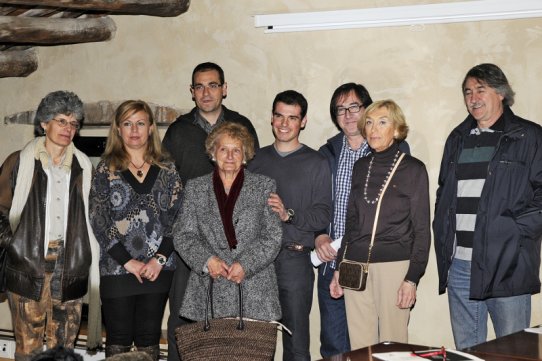 L'alcalde de Castellar, Ignasi Giménez, la regidora de Cultura, Pepa Martínez, i membres de la comissió organitzadora de l'homenatge a Raimon Roca