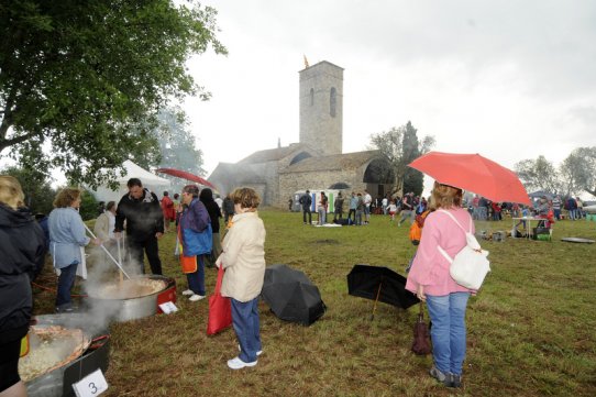 11 dels grups inscrits al concurs d'arrossaires van desafiar la pluja i van cuinar les seves paelles
