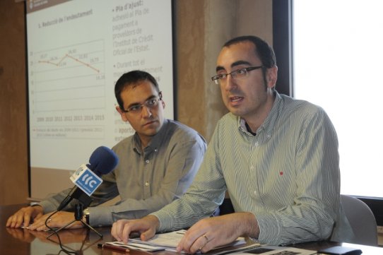 L'alcalde, Ignasi Giménez, i el regidor de l'Àrea de Serveis Centrals, Óscar Lomas, durant la presentació del PAM 2012-2015