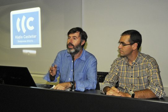 El director dels mitjans municipals de comunicació, Julià Guerrero, i l'alcalde de Castellar, Ignasi Giménez, durant l'acte de presentació de la nova temporada de Ràdio Castellar