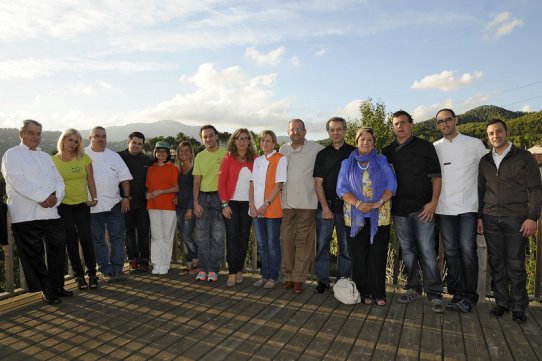 Els participants a la Mostra Gastronòmica de 2012, amb la regidora de Cultura i Lleure, Pepa Martínez