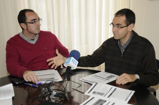 El tinent d’alcalde de Serveis Centrals, Óscar Lomas, i l'alcalde de Castellar, Ignasi Giménez, durant la presentació del pressupost