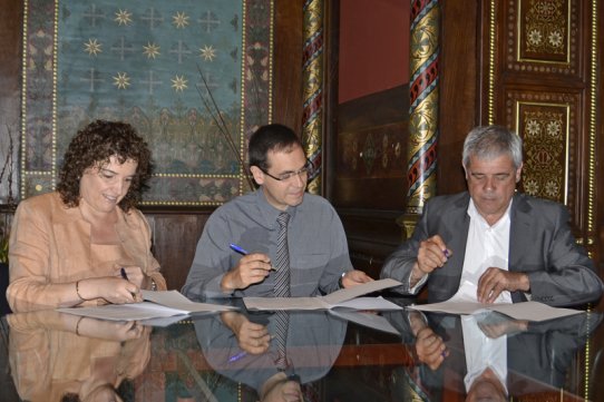 D'esquerra a adreta, l'alcaldessa de Sentmenat i els alcaldes de Castellar i Sant Llorenç, durant la signatura del conveni