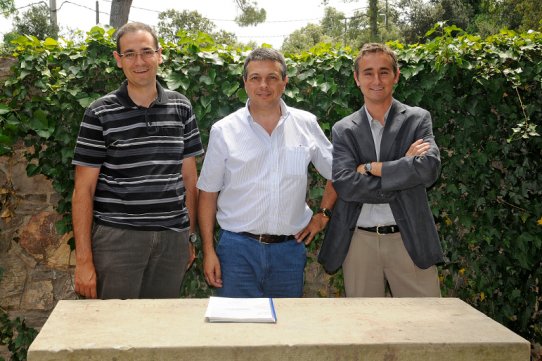 D'esquerra a dreta, l'alcalde, Ignasi Giménez, el president de l'AV d'El Racó, Josep M. Dalmau, i el general mànager de SECE, Gabriel Fernández